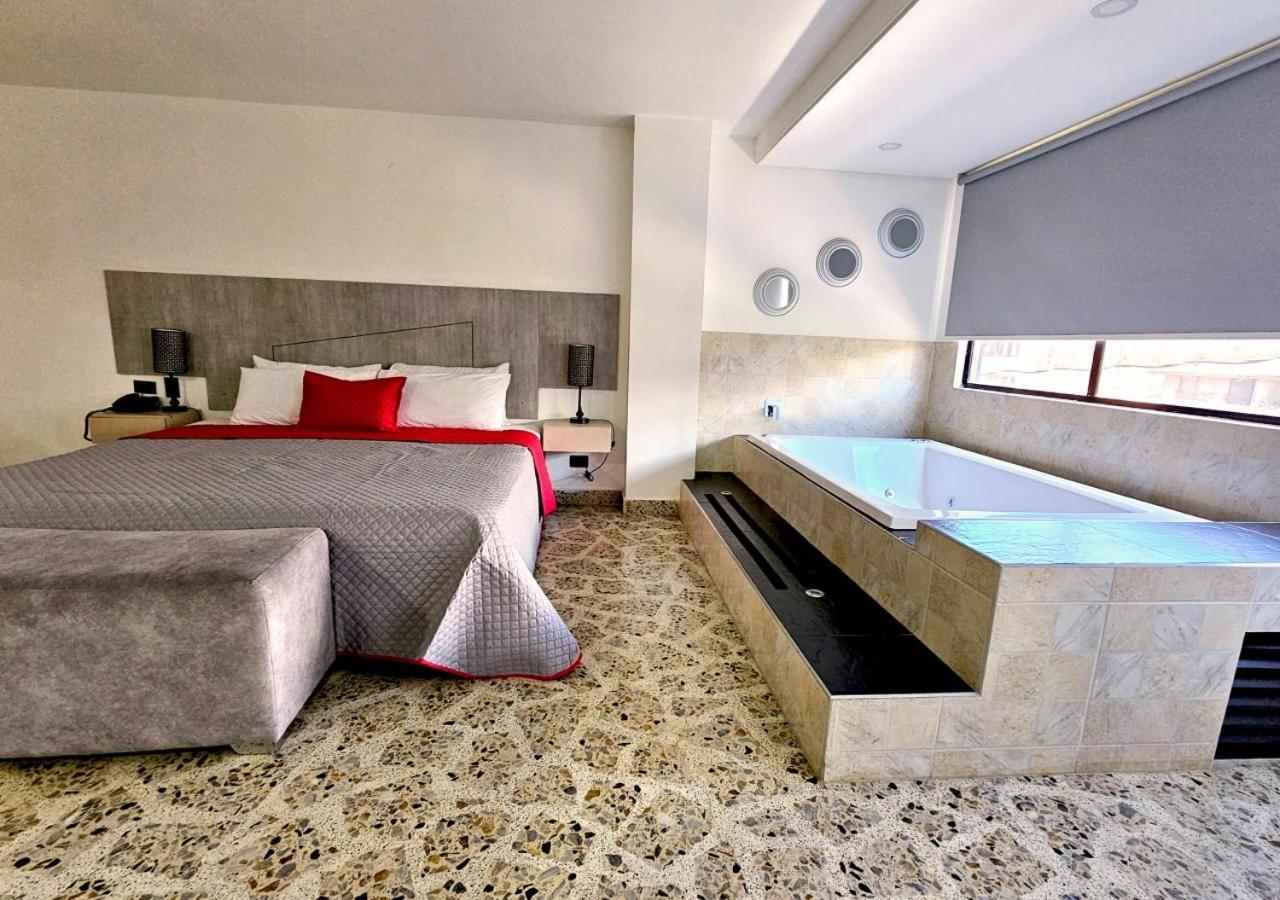 Hotel Ofix Medellín Buitenkant foto